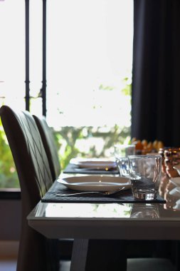 Çanak çömlek seti kahvaltı masasında modern ev içi yemek odasının içinde.