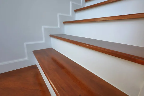 Escalera Madera Marrón Pared Blanca Casa Residencial — Foto de Stock