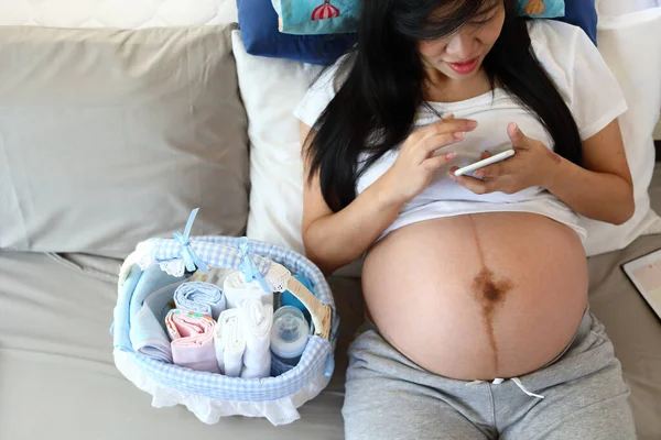 Μητέρα Έγκυος Κάθεται Χαλαρώσετε Στο Κρεβάτι Πάνα Και Μπουκάλι Και — Φωτογραφία Αρχείου