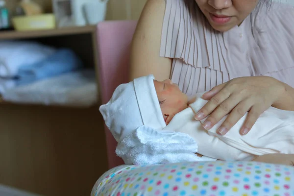 Bayi Lucu Yang Baru Lahir Tidur Mimpi Manis Lengan Ibu — Stok Foto