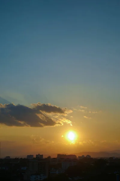 Wunderschöner Abendhimmel Über Der Stadt — Stockfoto