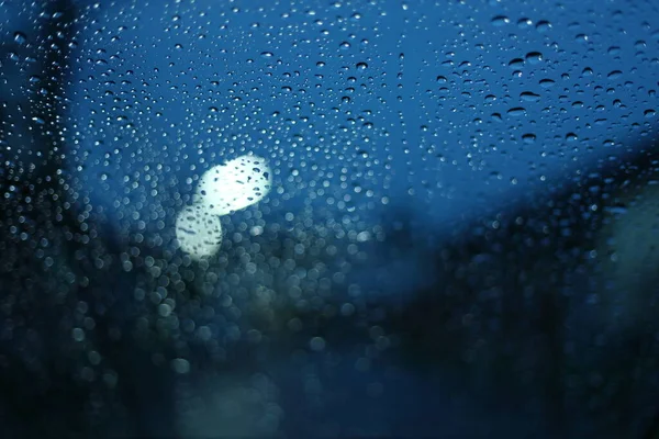 Βροχή Νερού Πτώση Γυάλινο Παράθυρο Θαμπάδα Φως Του Δρόμου Στο — Φωτογραφία Αρχείου