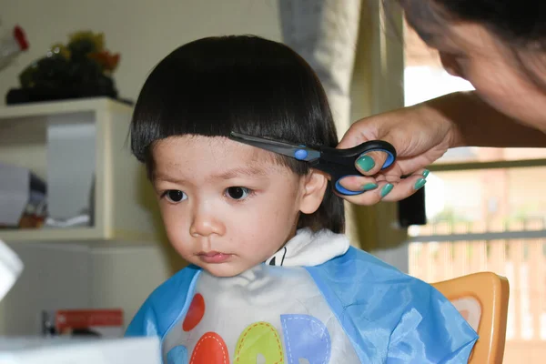 Mother Hairdresser Using Scissor Haircut Cute Baby Boy Home — 스톡 사진