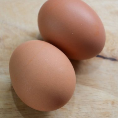 Mutfaktaki tahta kesme tahtasına konmuş tavuk yumurtası.