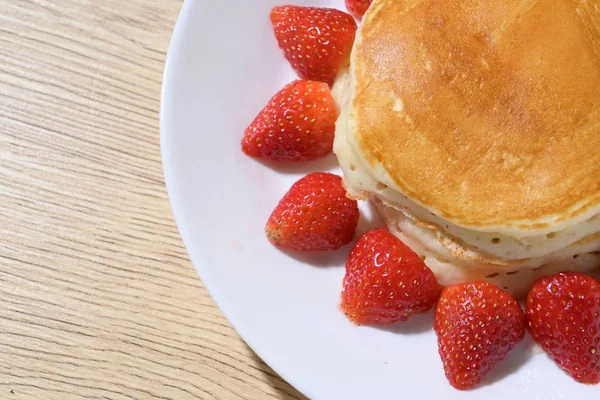 Pfannkuchen Und Erdbeerfrüchte Als Süßes Dessert Auf Den Frühstückstisch — Stockfoto