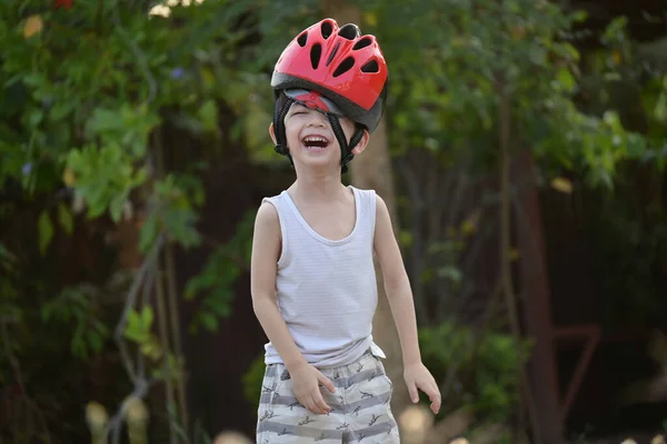 소년은 공원에서 자전거를 스포츠 헬멧을 — 스톡 사진