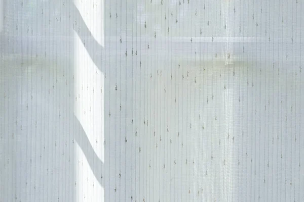 Tirai Ruang Dekorasi Interior Putih Dengan Sinar Matahari Pagi Hari — Stok Foto