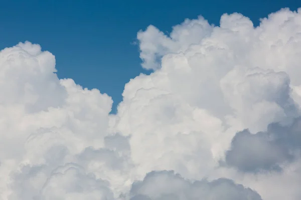Berbulu Putih Awan Langit Dramatis — Stok Foto