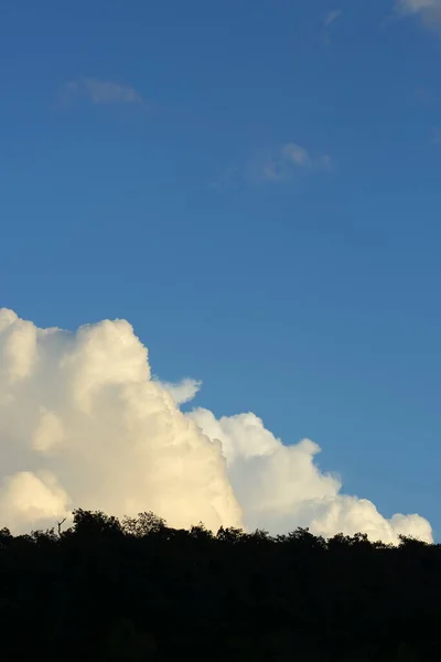 Imagem Paisagem Grande Nuvem Céu Acima Montanha — Fotografia de Stock