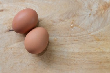 Mutfaktaki tahta kesme tahtasına konmuş tavuk yumurtası.
