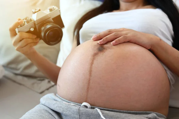 Moeder Met Behulp Van Film Camera Nemen Een Foto Van — Stockfoto