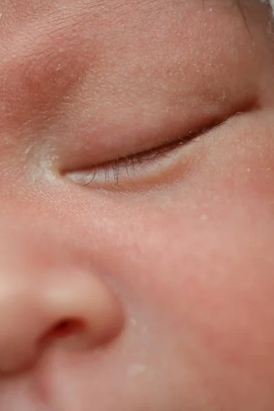 Primer Plano Ojo Del Bebé Recién Nacido Durmiendo Dulce Sueño —  Fotos de Stock