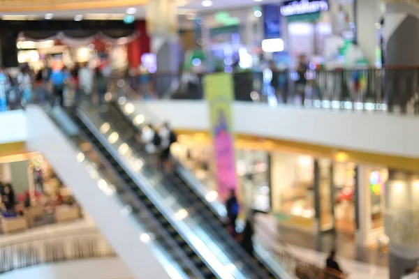 imaj bulanık insanlar müşteri kitlesi iş alışveriş merkezi moda arka planında yürüyor