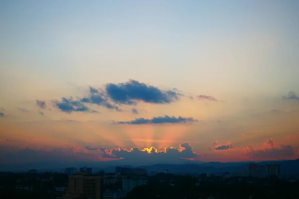 Raios Luz Sol Céu Por Sol Acima Cidade — Fotografia de Stock