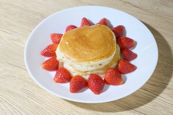 Pannkaka Och Jordgubbsfrukt Söt Dessert Mat Som Läggs Frukostbordet — Stockfoto