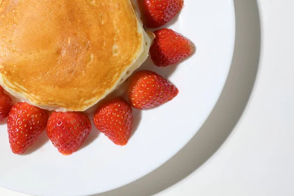 Niedlichen Pfannkuchen Erdbeere Mit Sonnenform Auf Weißem Hintergrund — Stockfoto