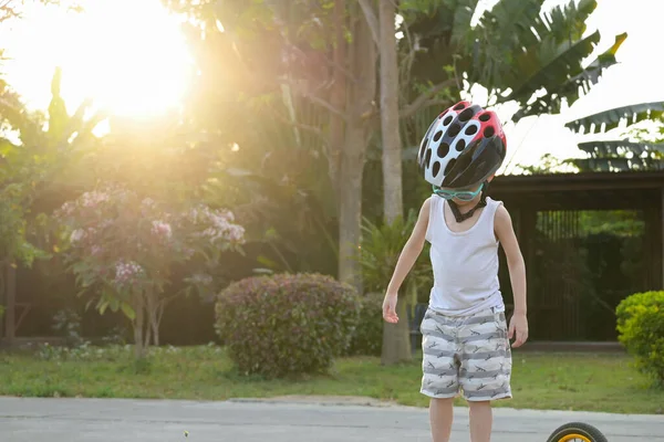 Милый Ребенок Носить Солнцезащитные Очки Спортивный Шлем Играть Велосипеде Упражнения — стоковое фото