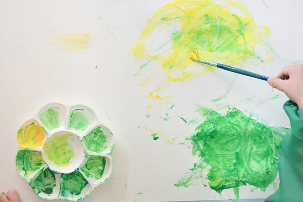 Bebé Usando Pintura Mano Libre Pincel Acuarela Verde Amarilla Sobre —  Fotos de Stock