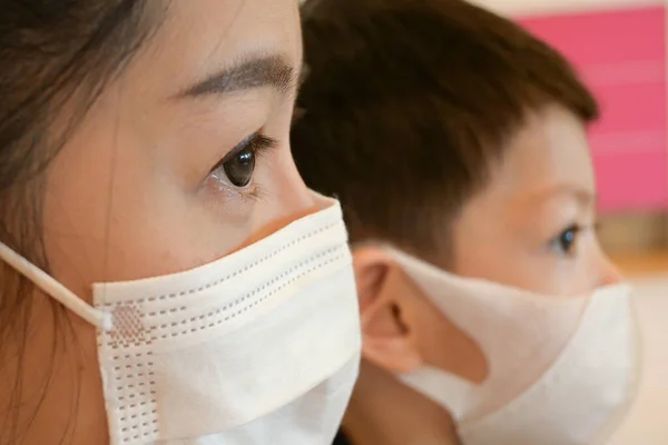 Kadın Oğul Hijyenik Yüz Maskesi Takıyor Hastalıktan Enfeksiyondan Hava Kirliliğinden — Stok fotoğraf