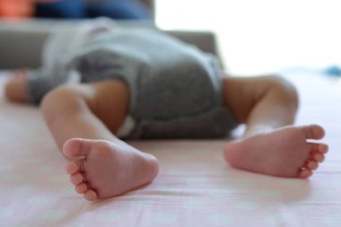 Sevimli, yeni doğmuş bebek yalınayak