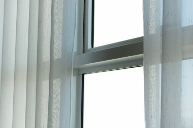 Penceredeki beyaz perde iç dekorasyonu