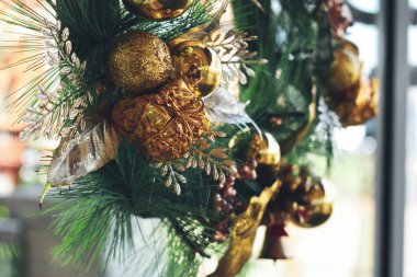 ön kapıda asılı noel çelenk