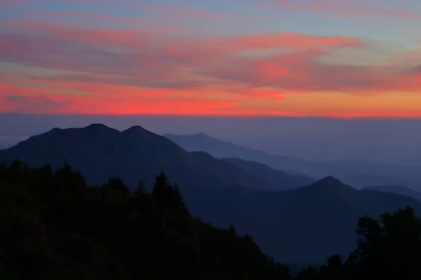 Landschaft Bergwald Nebel Mit Sonnenuntergang Himmel Mystischer Natur — Stockfoto