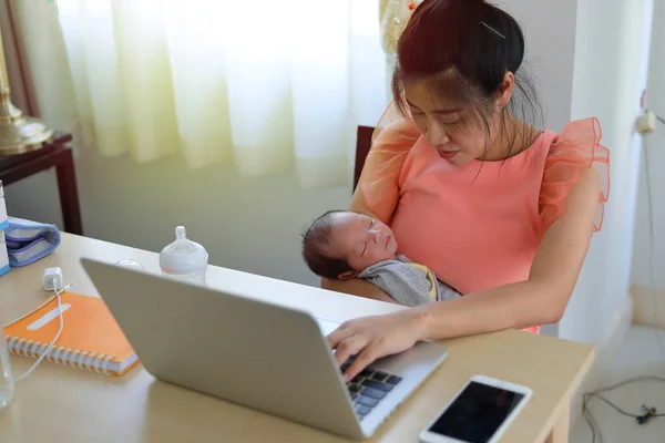 母亲养育新生儿睡在家里的办公室里 女商人输入女自由职业者的键盘笔记本电脑 — 图库照片