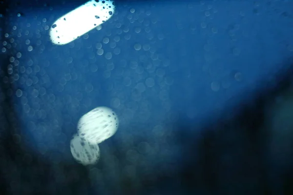 Wasser Regen Tropfen Auf Glasfenster Mit Verschwommenem Straßenlicht Der Nacht — Stockfoto