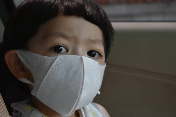 Yüz Maskesi Takan Sevimli Çocuk Hava Kirliliğini Ile Koruyor — Stok fotoğraf