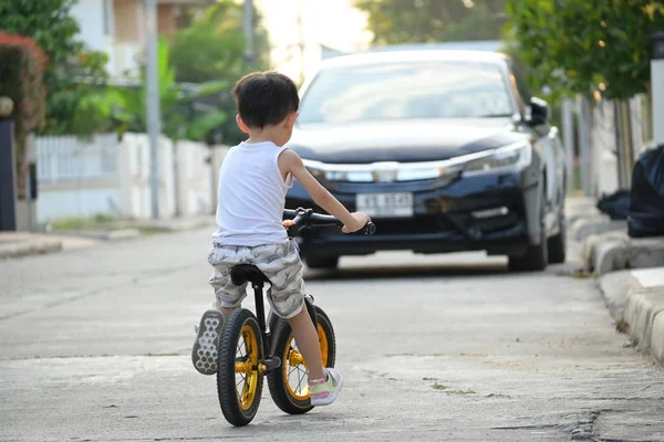 Ребенок Езда Баланс Велосипед Дороге Вождением Автомобиля Изображение Опасность Концепции — стоковое фото