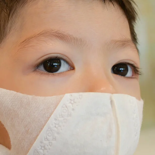 Schattig Kind Dragen Hygiënisch Gezichtsmasker Bescherming Zorg Zelf Tegen Ziekte — Stockfoto