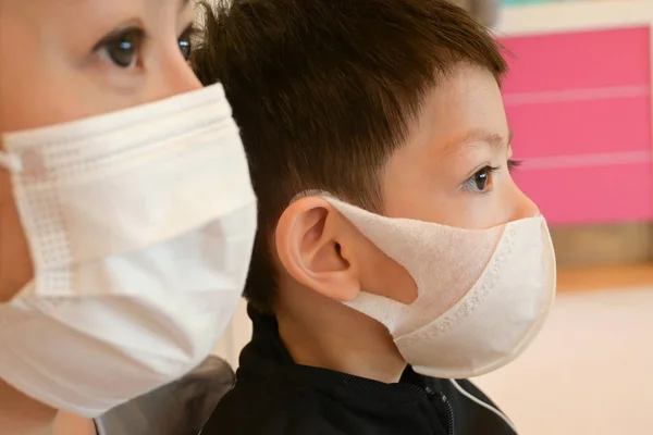 Vrouw Moeder Zoon Dragen Hygiënisch Gezichtsmasker Bescherming Tegen Ziekte Verspreiding — Stockfoto