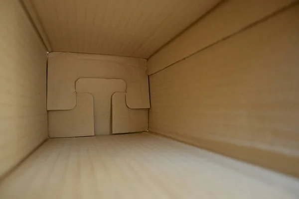 パッケージ配達商品のための茶色の紙箱の中に空 — ストック写真