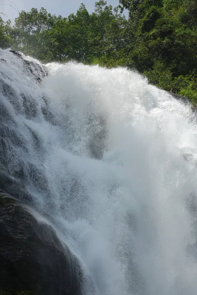 瀑布在自然森林 美丽的风景 — 图库照片