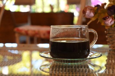 Sıcak americano sade kahve içeceği sabah masaya konur.