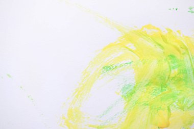 Beyaz kağıt zemin üzerinde soyut resim yeşil ve sarı suluboya boya