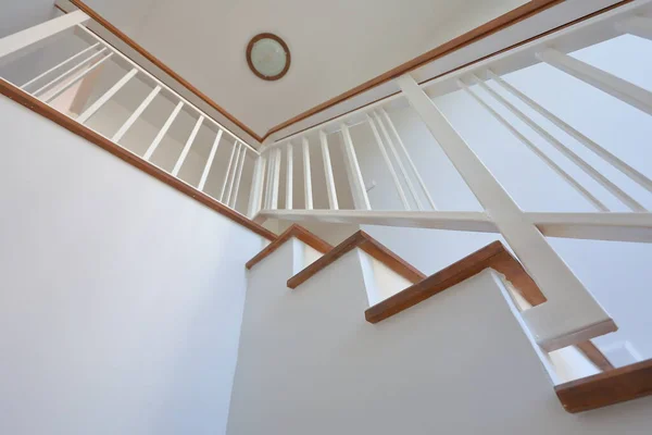 現代の住宅で白鋼の欄干と硬材手すりの手すりと茶色の木製の階段 — ストック写真