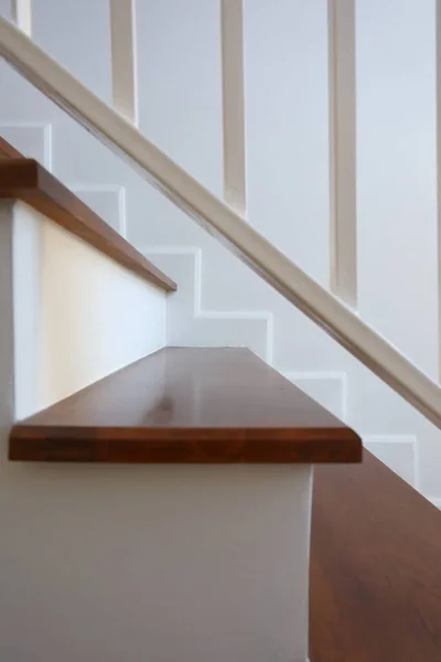 Braune Holztreppe Und Weiße Wand Modernem Wohnhaus — Stockfoto