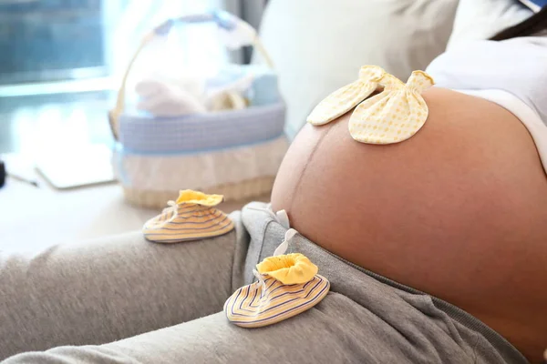Schattig Klein Handschoen Sok Moeder Buik Zwanger Wachten Voor Baby — Stockfoto