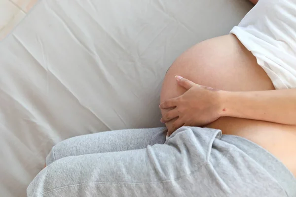 Matka Odpočívá Posteli Žena Ruka Držet Objímání Těhotné Bříško Láskou — Stock fotografie