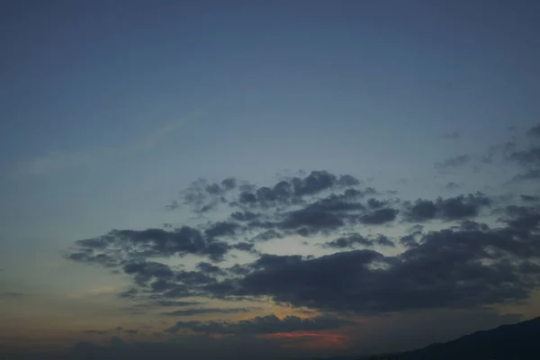 夕暮れの空の上の暗い雲 — ストック写真