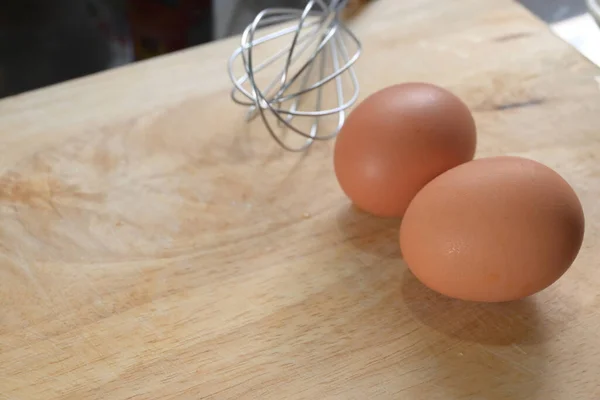 Mutfaktaki Tahta Kesme Tahtasına Konmuş Tavuk Yumurtası — Stok fotoğraf