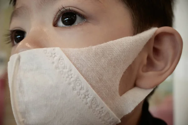 Schattig Kind Dragen Hygiënisch Gezichtsmasker Bescherming Zorg Zelf Tegen Ziekte — Stockfoto