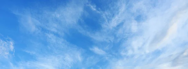 Mavi Gökyüzü Üzerinde Dramatik Beyaz Bulut Doğa Arka Plan — Stok fotoğraf