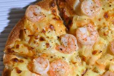 İtalyan peyniriyle ananas ve karides soslu deniz ürünü.