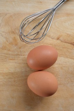 Mutfaktaki tahta kesme tahtasına konmuş tavuk yumurtası.