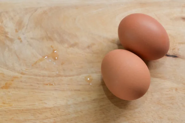 Mutfaktaki Tahta Kesme Tahtasına Konmuş Tavuk Yumurtası — Stok fotoğraf