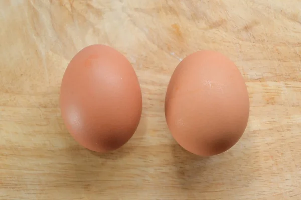 Mutfaktaki Tahta Kesme Tahtasına Konmuş Tavuk Yumurtası — Stok fotoğraf