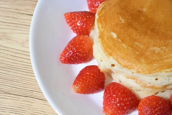 Pfannkuchen Und Erdbeerfrüchte Süßes Dessert Hausgemachte Speisen — Stockfoto